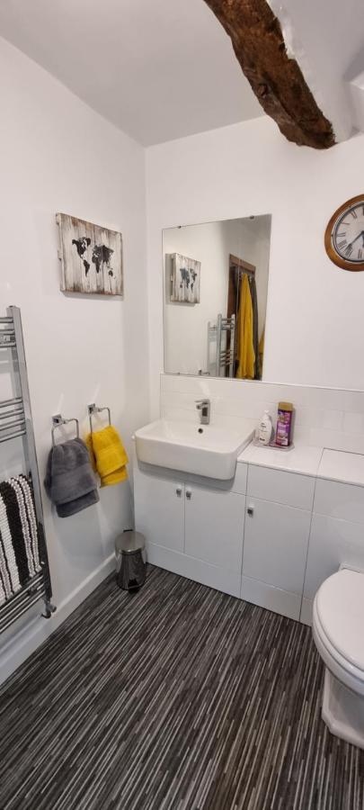 Llansantffraid Glyn Ceiriog Modern And Spacious 2 Bedroom Apartment With Free Parking מראה חיצוני תמונה