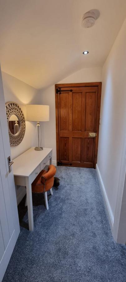 Llansantffraid Glyn Ceiriog Modern And Spacious 2 Bedroom Apartment With Free Parking מראה חיצוני תמונה
