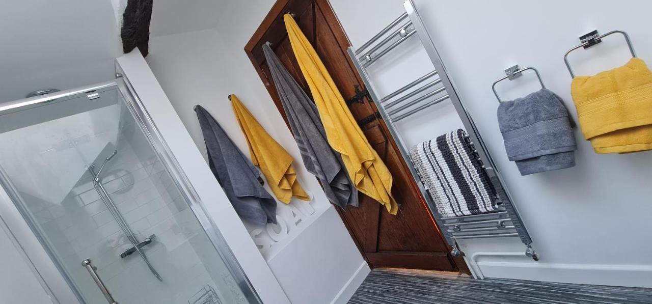 Llansantffraid Glyn Ceiriog Modern And Spacious 2 Bedroom Apartment With Free Parking מראה חיצוני תמונה