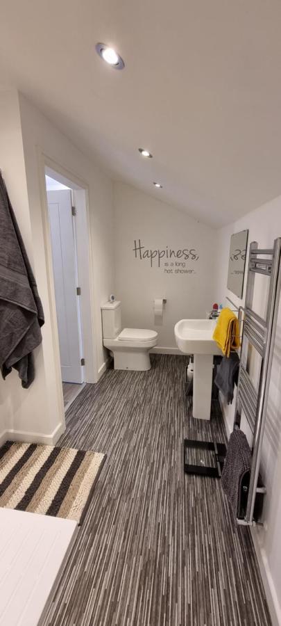 Llansantffraid Glyn Ceiriog Modern And Spacious 2 Bedroom Apartment With Free Parking מראה חיצוני תמונה