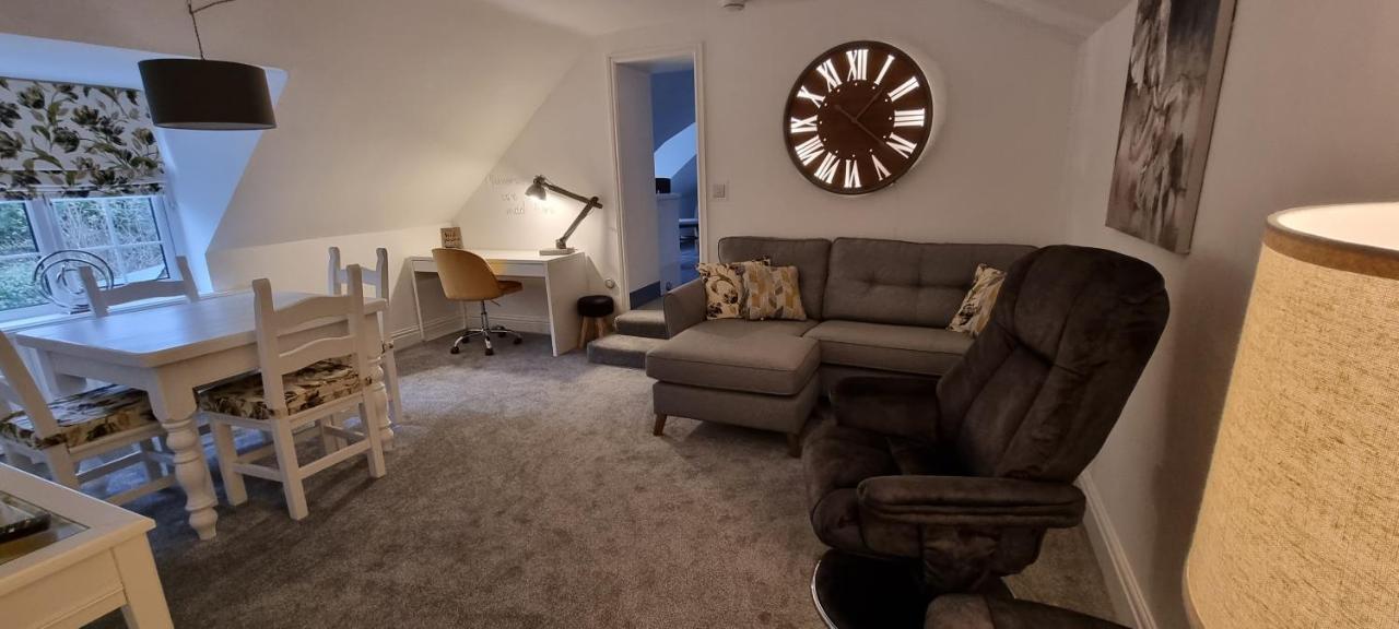 Llansantffraid Glyn Ceiriog Modern And Spacious 2 Bedroom Apartment With Free Parking מראה חיצוני תמונה