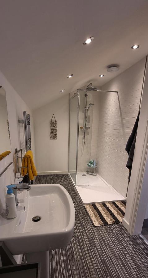Llansantffraid Glyn Ceiriog Modern And Spacious 2 Bedroom Apartment With Free Parking מראה חיצוני תמונה