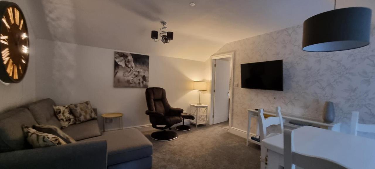 Llansantffraid Glyn Ceiriog Modern And Spacious 2 Bedroom Apartment With Free Parking מראה חיצוני תמונה